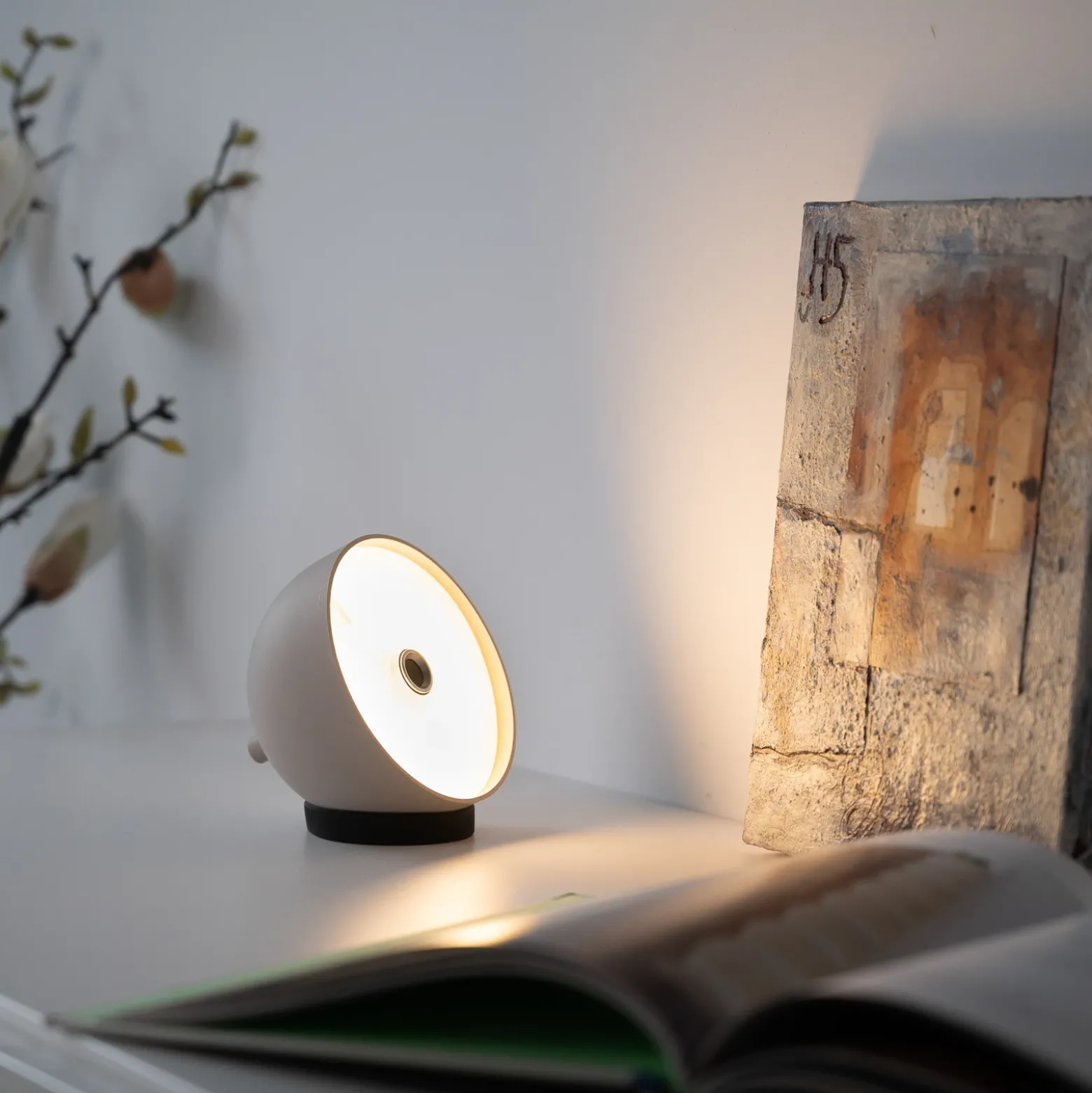 SCHÖNER WOHNEN Lámpara de mesa LED recargable Bellies, brisa de arena, IP54