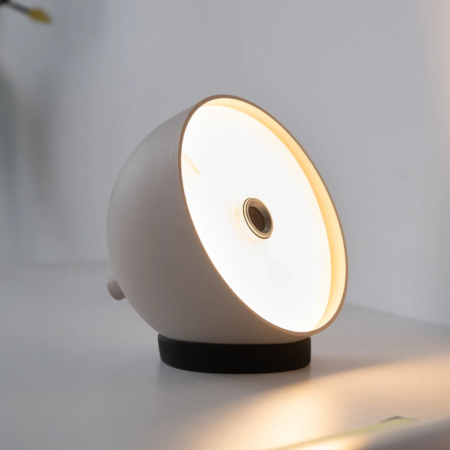 SCHÖNER WOHNEN Lámpara de mesa LED recargable Bellies, brisa de arena, IP54