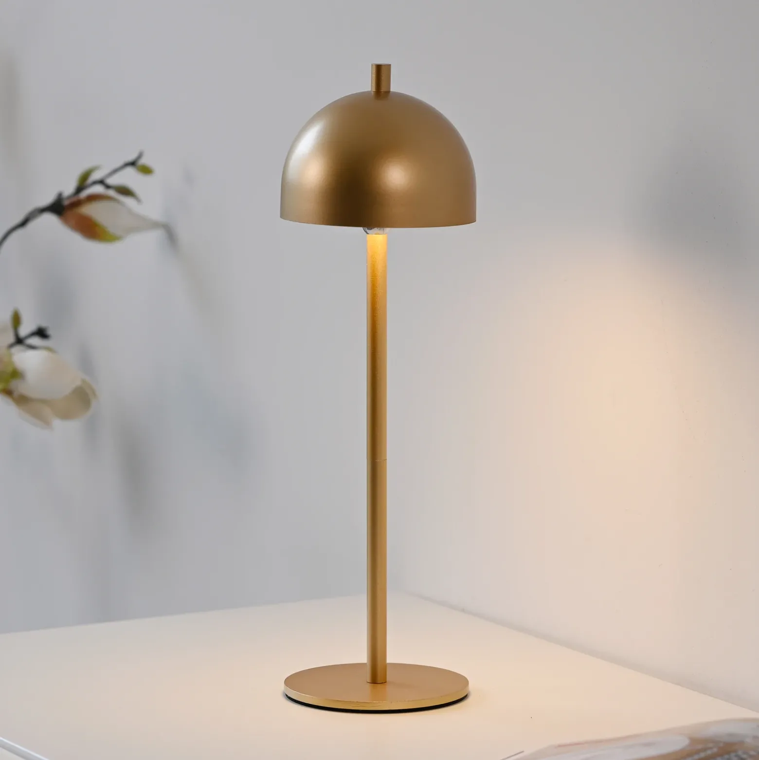 SCHÖNER WOHNEN Lámpara de mesa LED recargable Bellies, color dorado, IP54
