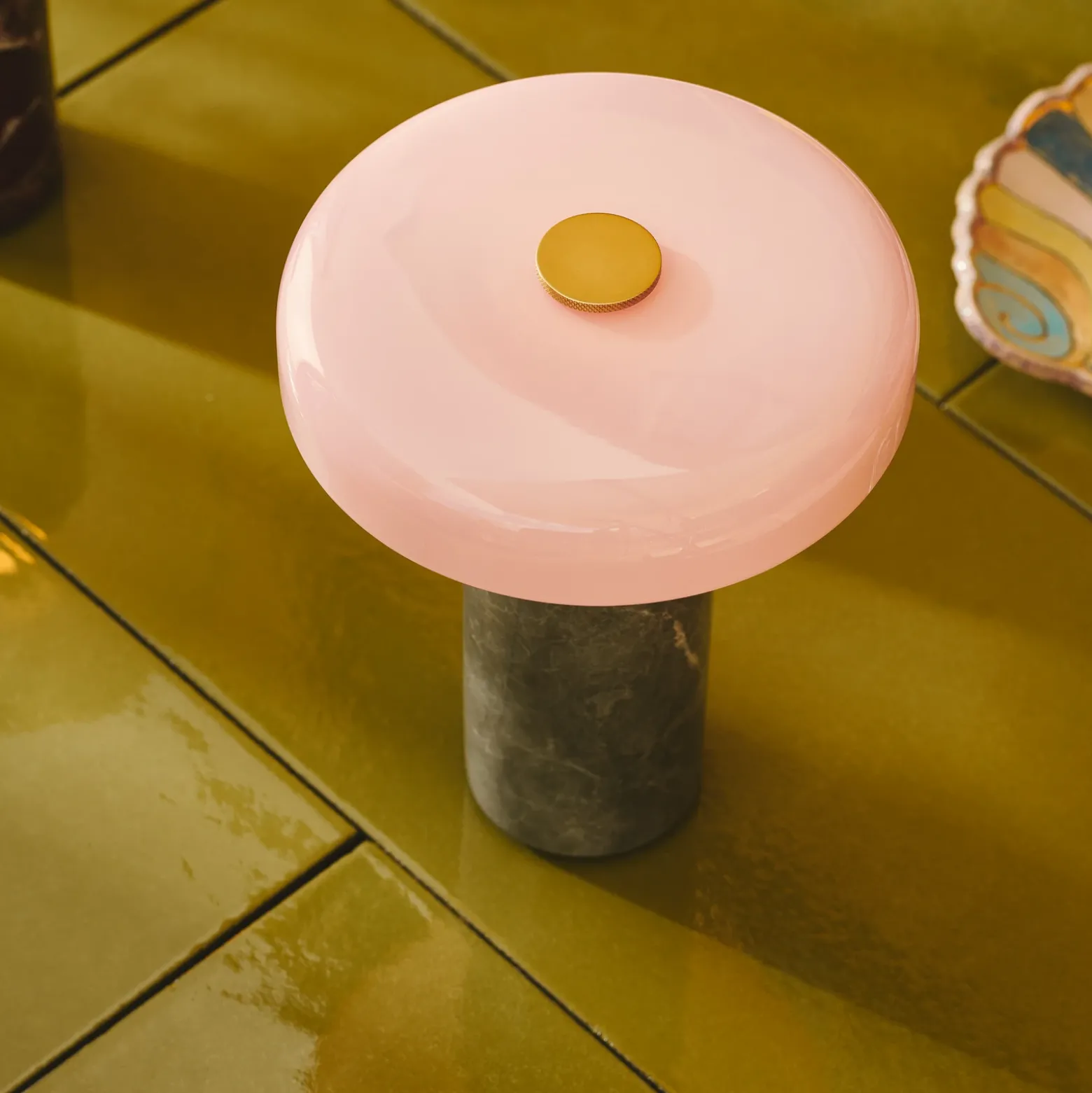 Trip LED lámpara de mesa recargable, gris / rosa, mármol, vidrio, IP44