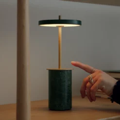 UMAGE lámpara de mesa LED recargable Asteria Move Mini, verde 26 cm IP44