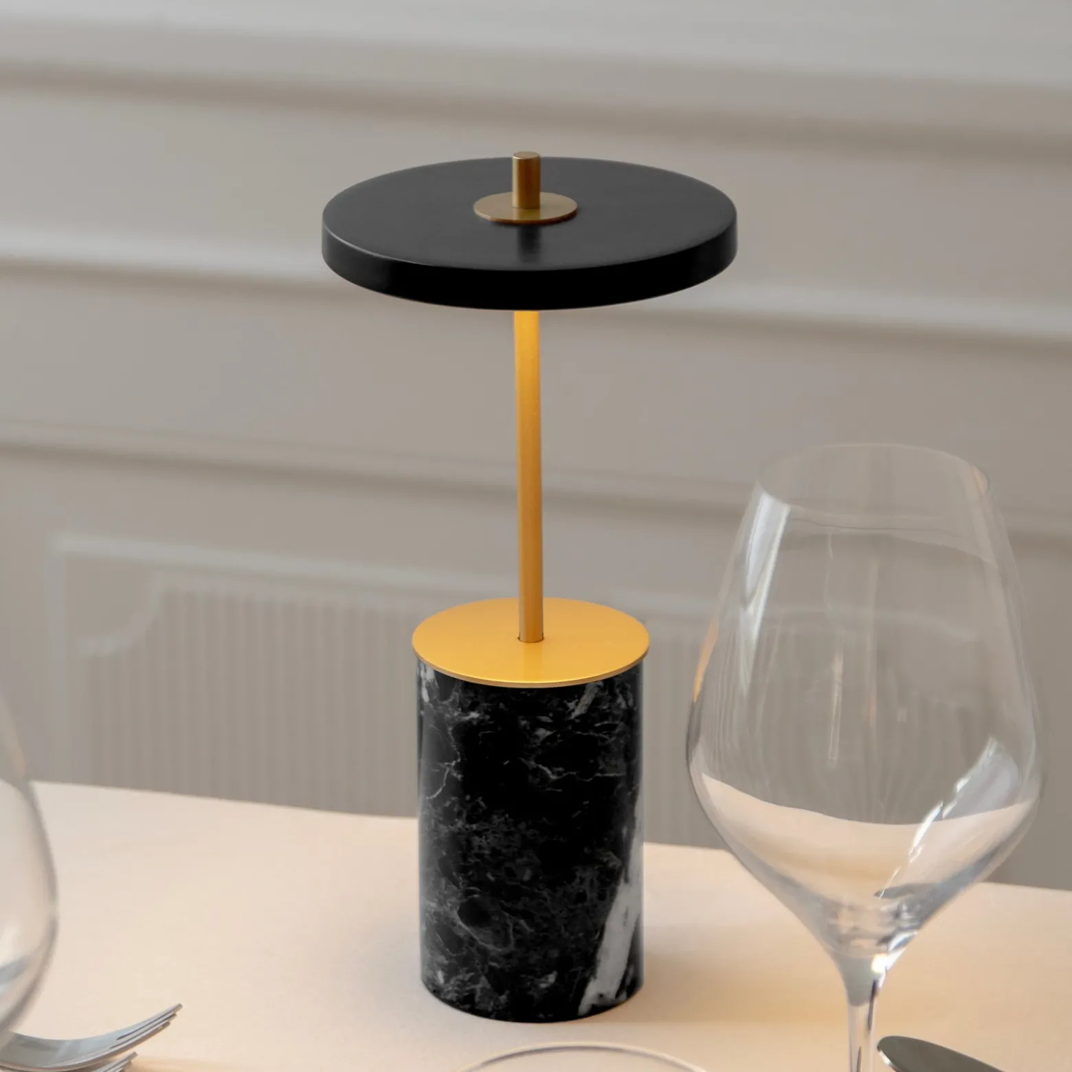 UMAGE Lámpara de mesa LED recargable Asteria Move Mini negra 26cm IP44
