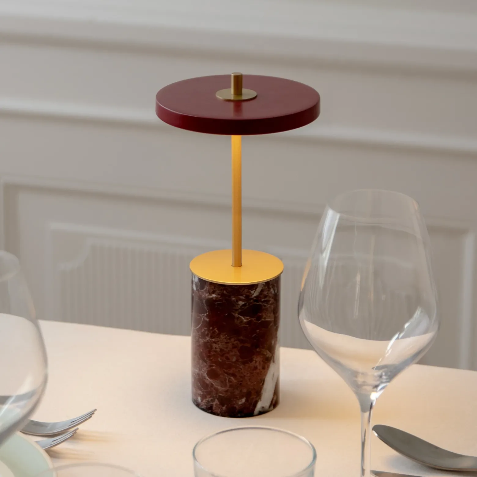 UMAGE lámpara de mesa LED recargable Asteria Move Mini, roja, 26 cm IP44